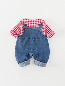 Ensemble salopette en jean pour petite fille avec chemise à carreaux rouge et blanc