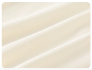 Dettaglio ravvicinato del morbido tessuto in maglia color crema per t-shirt bimba a maniche lunghe