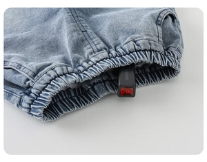 Détail de la taille élastique d'un jean bébé avec test de fluorescence affichant un score de 0,00
