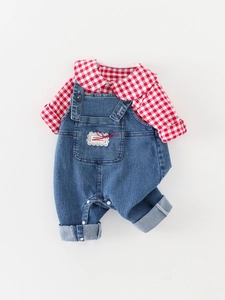 Ensemble chemise à carreaux rouge et salopette en jean avec broderie de Noël fille