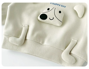 Detailaufnahme von Baby Beige Strickpullover mit 3D-Hund Applikation und feiner Stickerei