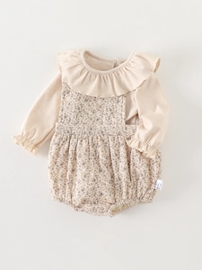 Baby Mädchen Set aus Baumwolle mit Blumen-Latzhose und Langarmshirt mit Rüschen