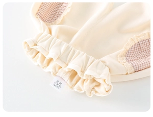 Détail du pantalon pour bambin avec taille élastique et bords en dentelle