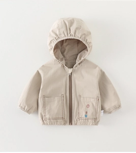 Detail der Baby-Kapuzenjacke mit Reißverschluss und süßem Bärenprint auf der Tasche