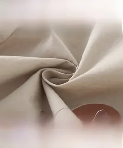 Makrodetail aus atmungsaktivem beigem Twill-Baumwollstoff mit Cartoon-Tiermuster