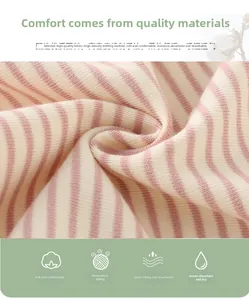 Dettaglio ravvicinato di morbida maglia di cotone a righe rosa e bianche a coste