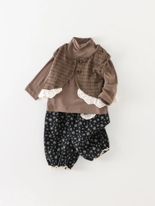 Three-piece girls' autumn outfit with brown vest, brown top and floral bloomers