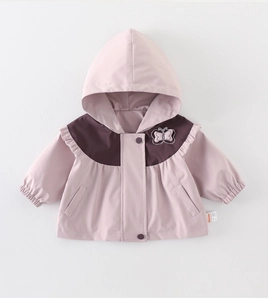 Detail der rosa Windjacke mit süßen Rüschenschultern und Schmetterlingsstickerei für Mädchen