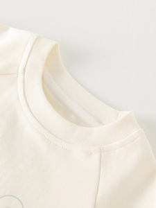 T-shirt a maniche lunghe in cotone per bambina con girocollo a coste in bianco sporco