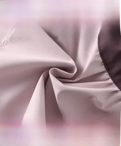 Detail aus hochdichtem, atmungsaktivem violettem Stoff mit glatter Einfassung für Mädchen