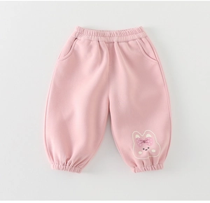 Dettaglio dei pantaloni rosa per bambina con vita elastica e simpatica stampa di coniglio