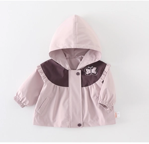 Detailansicht der Schmetterlingsstickerei auf einer Mädchen-Windjacke mit Kapuze