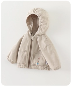 Detail der Babyjacke mit süßer Bären-Stickerei und glattem Reißverschluss vorne