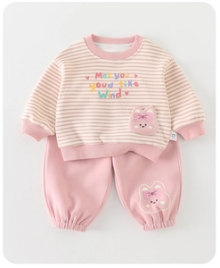 Dettaglio del completo a righe rosa per neonata con motivi di conigli e pantaloni