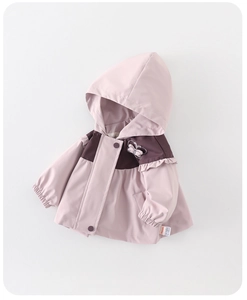 Detail der winddichten Jacke in Pink und Lila mit Schmetterlings-Patch und Rüschen