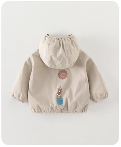 Detail der beigen Kinder-Kapuzenjacke mit süßem Comic-Bären und Sun Shine-Aufdruck