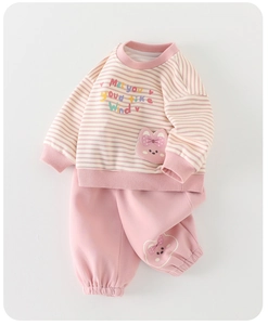 Dettaglio di felpa e pantaloni in cotone a righe rosa con ricamo a orsetto e testo arcobaleno