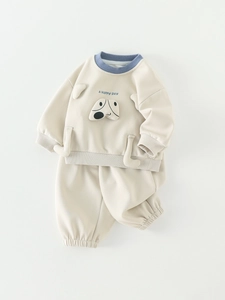 Zweiteiliger Baby-Trainingsanzug aus Baumwolle mit Comic-Hund und A Happy Day Print