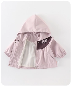Detail der rosa Mädchen-Windjacke mit Schmetterlingsstickerei und Rüschen an den Schultern
