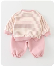 Vista piatta della felpa a righe rosa e pantaloni coordinati per neonata completo autunnale