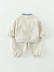 Baby-Set aus cremeweißem Sweatshirt und Jogginghose mit blauem geripptem Kragen