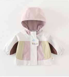 Detalle de cortavientos infantil con bloques de colores y parches de animales