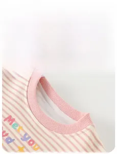 Dettaglio della felpa neonato a righe rosa e bianche in maglia di cotone con ricamo