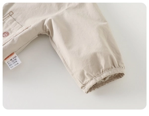 Detailansicht der Baumwolljacke mit Aufnäher und Waschetikett aus 100% Baumwolle