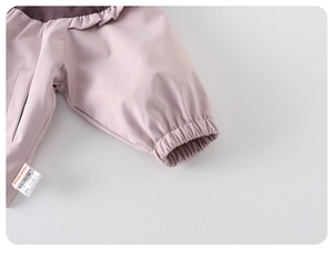 Detail der elastischen Manschetten einer Mädchenjacke mit lila und rosa Kontrastfarben