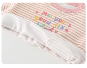Dettaglio della felpa a righe per bambina con calda fodera interna in pile bianco spesso