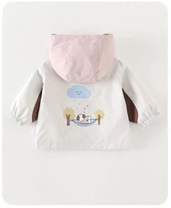 Detalle posterior de cortavientos infantil con estampado de perro de dibujos animados
