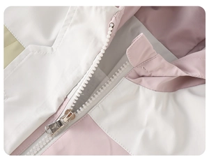 Detalle de chaqueta bicolor con cremallera blanca y textura de tela suave