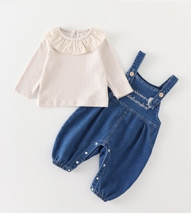 Details von Baby-Jeanslatzhose mit Druckknöpfen und geripptem Strickoberteil-Set