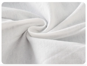 Primer plano macro de suave tejido de punto blanco con textura fina de chaqueta infantil