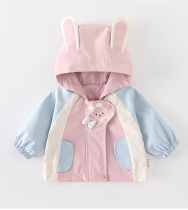 Detalle de capucha con orejas de conejo rosas y oso para chaqueta de niña