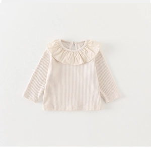 Detailansicht Baby Langarmshirt aus Rippstrick in Creme mit Rüschenkragen und Knopf hinten