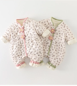 Détail d'un barboteuse matelassée pour bébé avec motif floral et texture douce et chaude