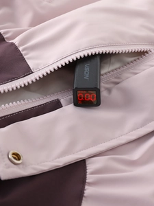 Rosafarbene Mädchenjacke mit Kapuze im Test auf Null-Fluoreszenz-Sicherheit