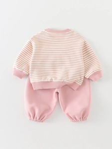 Completo autunnale da bambina in due pezzi con felpa a righe bianche e rosa e pantaloni