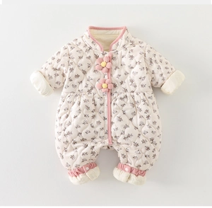 Vue détaillée de la barboteuse matelassée pour bébé avec imprimé floral et boutons fleurs