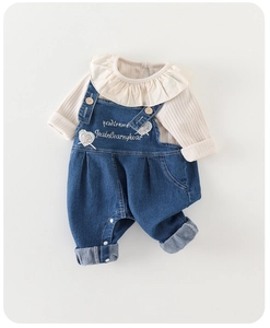 Detail der Baby-Jeanslatzhose mit Herzspitze und Rüschenkragen-Langarmshirt für Mädchen