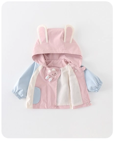 Detalle de chaqueta con capucha y orejas de conejo con diseño de bloques de color rosa
