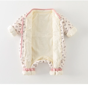 Détail de la barboteuse matelassée pour bébé avec imprimés fleurs et lapins et boutons