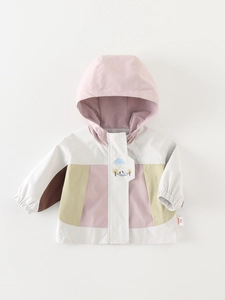 Chaqueta cortavientos para niños con capucha, diseño de patchwork y motivo de nube