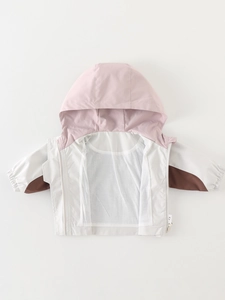 Chaqueta cortavientos con capucha para niños en bloque de color rosa y blanco