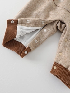 Infant jumpsuit with snap buttons and ribbed cuffs in light brown soft cotton fabric