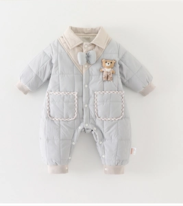 Détails de la grenouillère matelassée pour bébé avec ourson et poches à carreaux