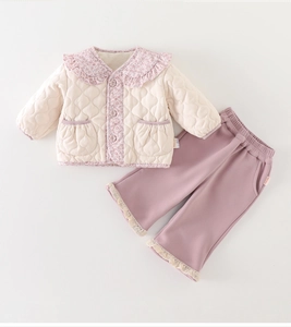 Détail de la veste thermique rembourrée pour filles avec boutons floraux et pantalon en dentelle