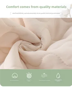 Détail du tissu en coton matelassé abricot avec une texture douce et des coutures
