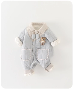 Détail de la barboteuse matelassée pour bébé avec ourson en peluche et poches rayées